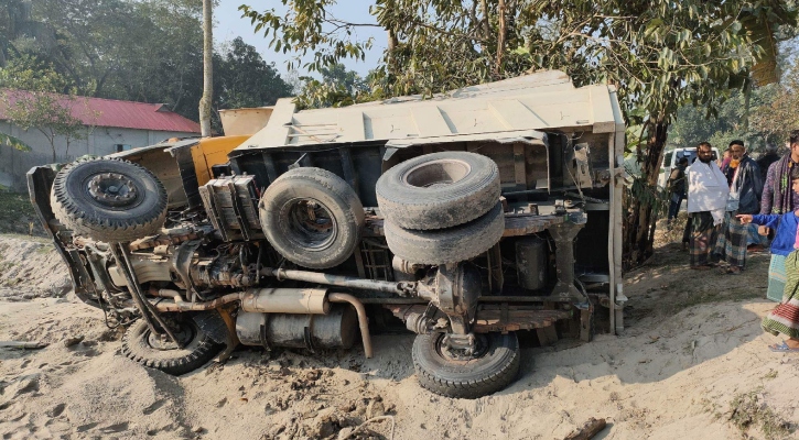 গফরগাঁওয়ে ট্রাক উল্টে হেলপার নিহত